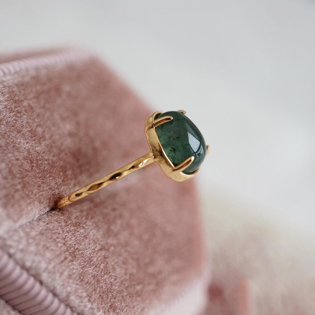 Women's Seaweed Green Stone Water Drop Ring